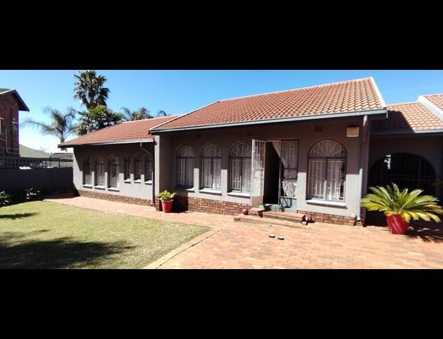4 BEDROOM HOUSE FOR SALE IN OAKDENE